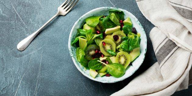 Avokado, kivi, nar ve acı biber salatası "