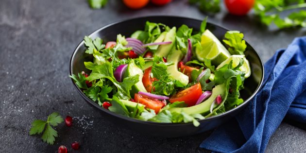 Avokado, Domates ve Salatalık Salatası gercek gurmeler icin avokado ile 10 parlak salata